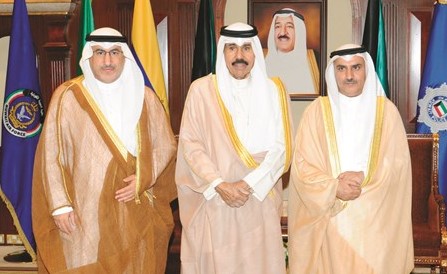 سمو ولي العهد الشيخ نواف الأحمد مستقبلا د. محمد الفارس ود. سعود الحربي﻿
