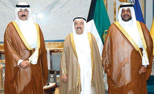 صاحب السمو الأمير الشيخ صباح الأحمد لدى استقباله الشيخ محمد الخالد الذي قدم له الشيخ أحمد المنصور وكيلا لـ «الدفاع»
