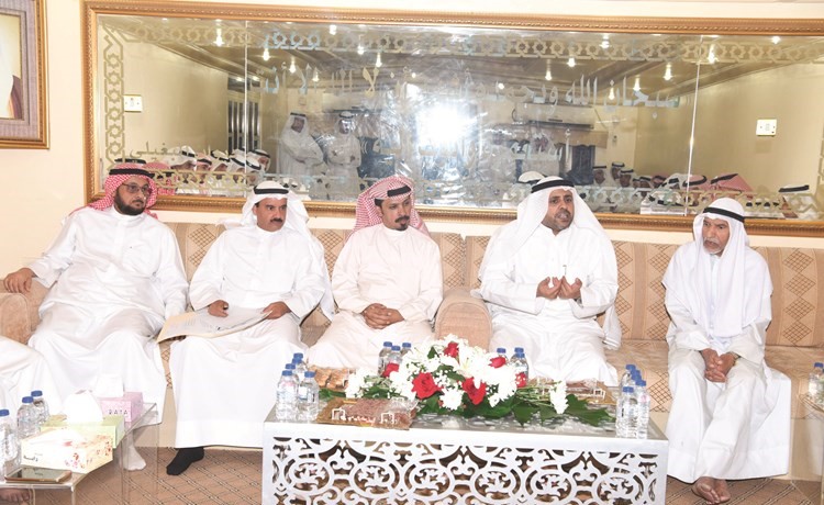 الوزير محمد الجبري متحدثا إلى رواد ديوان البغيلي في خيطان	(ريليش كومار)﻿