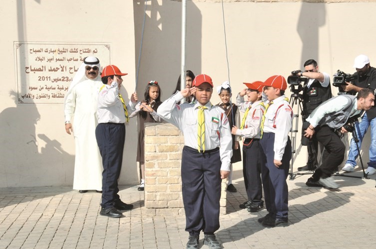 تحية العلم في منطقة كشك مبارك إيذانا ببدء الاحتفال﻿
