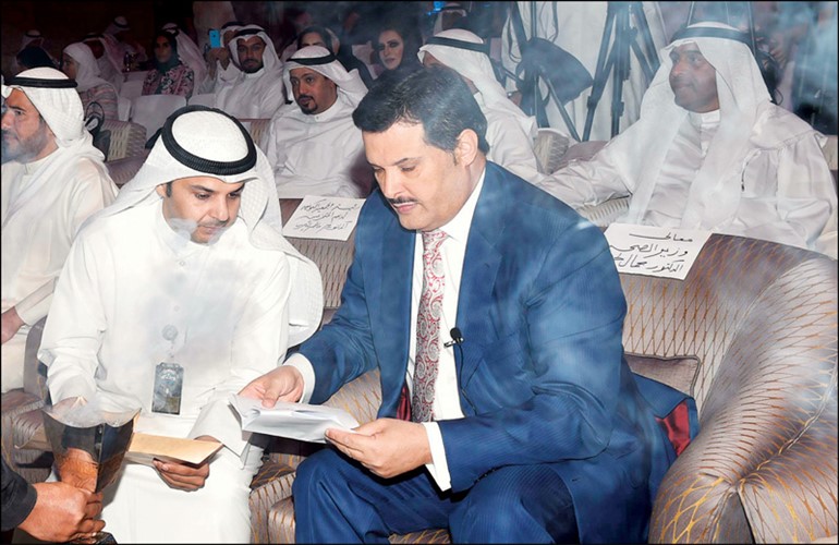 د.جمال الحربي في حديث مع  خالد العارضي خلال حفل تكريم المخترعين في المجالات الصحية (متين غوزال)
