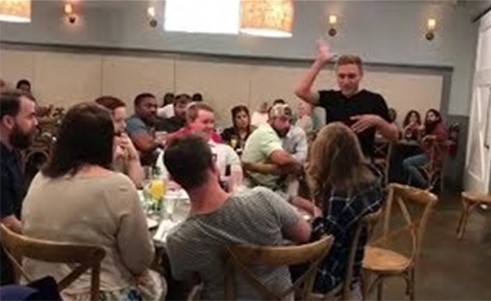 بالفيديو..  شاب ينتقم من حبيبته الخائنة ويحرجها أمام الجميع!