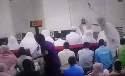 بالفيديو.. لحظة وفاة إمام مسجد في المحراب بعد تسليمه من صلاة العصر بمكة!