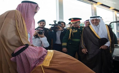 بالفيديو.. لقطة لنائب الملك وهو يقبّل قدم خادم الحرمين أثناء وداعه تلفت انتباه متناقليها