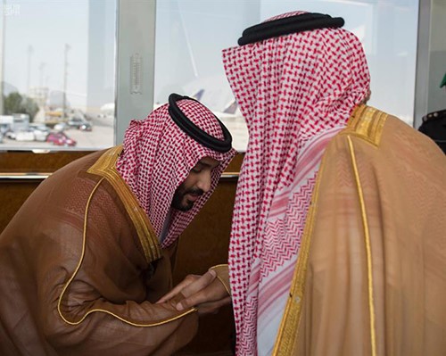 بالفيديو.. لقطة لنائب الملك وهو يقبّل قدم خادم الحرمين أثناء وداعه تلفت انتباه متناقليها