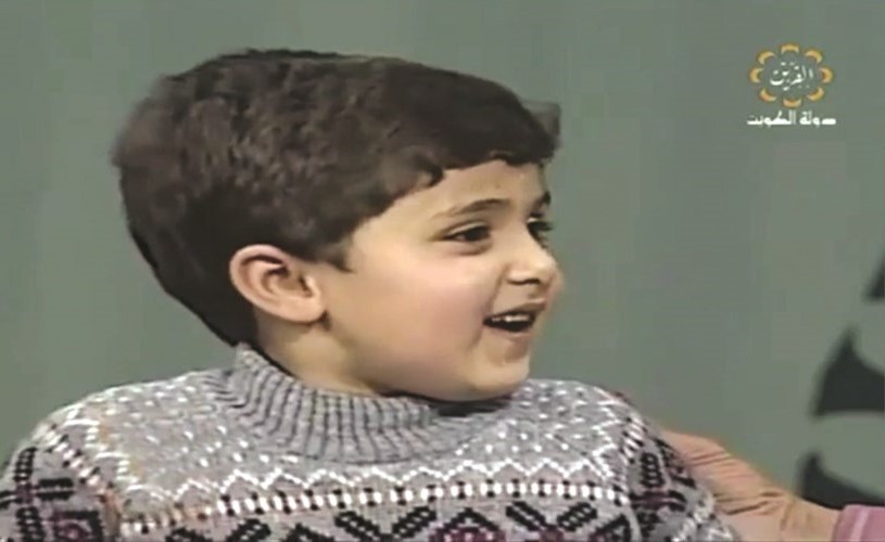 الطفل وهو يشدو بنشيد بتروحلك مشوار﻿