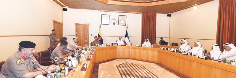 الشيخ محمد الخالد والشيخ أحمد المنصور والفريق الركن محمد الخضر مع أعضاء مجلس الدفاع العسكري والوكلاء المساعدين خلال الاجتماع﻿