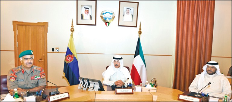 الشيخ محمد الخالد والشيخ أحمد المنصور والفريق الركن محمد الخضر خلال اجتماع مجلس الدفاع العسكري