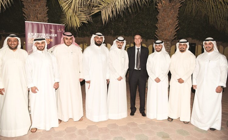 السفير الأسترالي وارن هاوك متوسطا عددا من خريجي الجامعات الأسترالية	(ريليش كومار)﻿