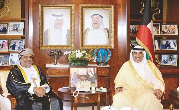 الشيخ صباح الخالد مستقبلا السفير العماني حامد بن سعيد بن سالم آل إبراهيم ﻿