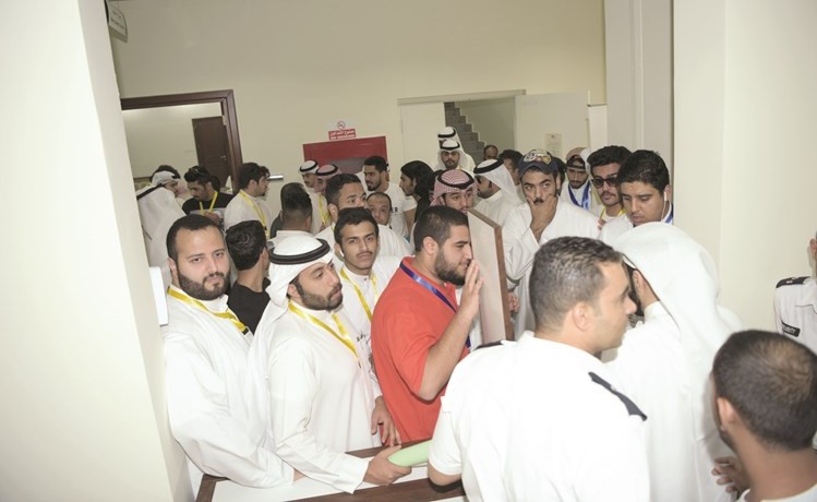 إقبال من الطلبة على التصويت﻿