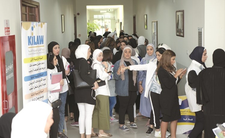 طالبات في انتظار التصويت	 (محمد هنداوي)﻿