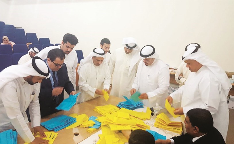 جانب من فرز الأصوات﻿