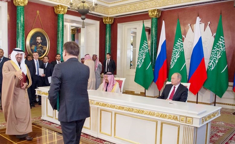 ﻿خادم الحرمين الشريفين الملك سلمان بن عبدالعزيز والرئيس الروسي فلاديمير بوتين خلال توقيع إحدى الاتفاقيات المشتركة بين البلدين	(واس)﻿