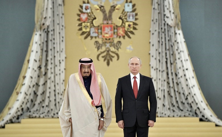 الرئيس الروسي فلاديمير بوتين مستقبلا خادم الحرمين الشريفين الملك سلمان بن عبدالعزيز في الكرملين امس	(واس)﻿