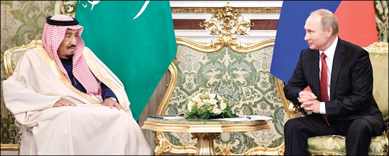 جانب من الاجتماع الثنائي بين خادم الحرمين الشريفين الملك سلمان بن عبدالعزيز والرئيس الروسي فلاديمير بوتين في الكرملين أمس (رويترز)