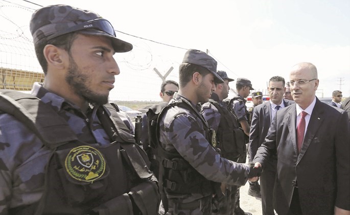 رئيس الوزراء الفلسطيني رامي الحمد الله يصافح ضباط أمن في حركة حماس في اليوم الأخير من زيارته لغزة امس	(أ.پ)﻿
