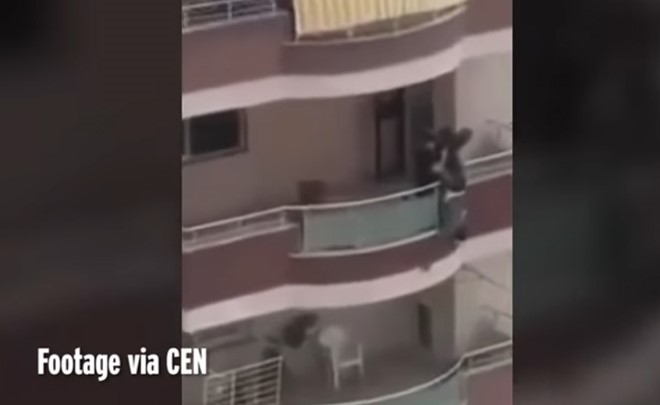 بالفيديو تركي.. خاطر بحياته لطلاء شرفة منزله...ماذا حلّ به؟