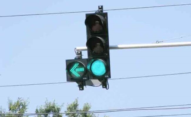 لماذا تستبدل اليابان اللون الأخضر بالأزرق في إشارات المرور ؟