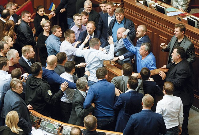 جانب من الشجار بين النواب في البرلمان الاوكراني امس (رويترز)