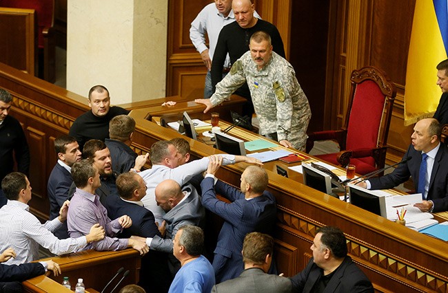 بالشجار والتعارك.. البرلمان الأوكراني يمدد قانون «الوضع الخاص» للشرق الانفصالي
