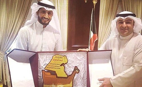 الوزير ياسر ابل يتلقى درعا من مساعد ندا ﻿