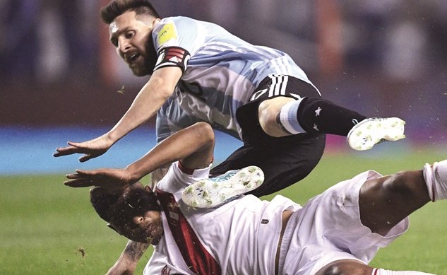 قائد المنتخب الأرجنتيني ليونيل ميسي يتعرض لتدخل قوي من لاعب بيرو	(أ.ف.ب)﻿