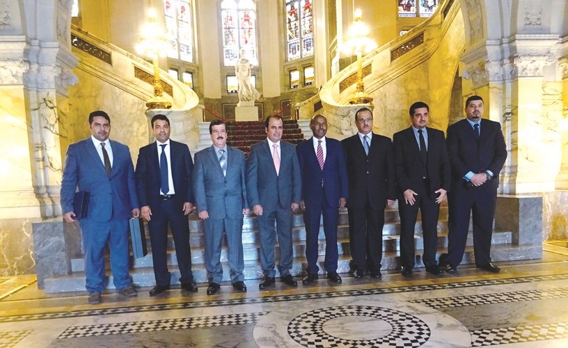 د.فالح العزب والقاضي عبدالقوي يوسف مع الحضور امام مبنى محكمة العدل الدولية﻿