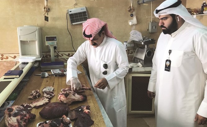 الكشف على اللحوم بأحد محلات الجزارة﻿