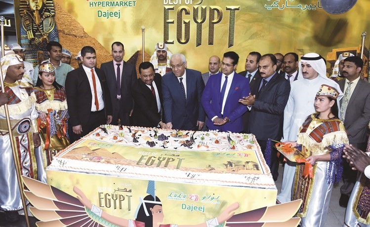 السفير المصري ياسر عاطف وإدارة لولو هايبر ماركت لدى افتتاح مهرجان المنتجات المصرية﻿