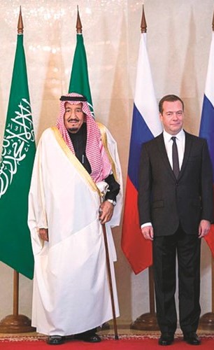 خادم الحرمين الشريفين الملك سلمان بن عبدالعزيز قبيل جلسة المباحثات مع رئيس الوزراء الروسي ديميتري مدفيديف(واس)﻿