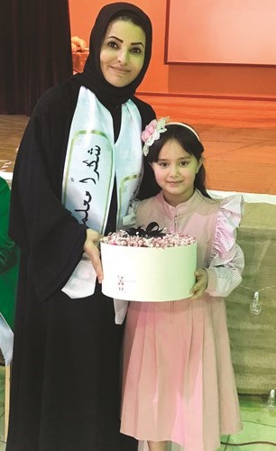  المديرة مع طالباتها ﻿
