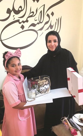  مديرة المدرسة تكرم إحدى طالباتها﻿