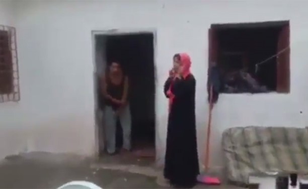 بالفيديو.. شاب تونسي سجين في بيته منذ 10 سنوات مقيد بحبل في غرفة مظلمة