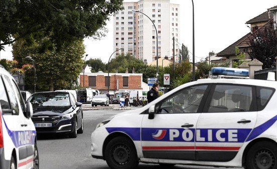 بالفيديو.. قفز إلى الموت ممسكا يدي طفليه وقميصا أنقذ ابنه