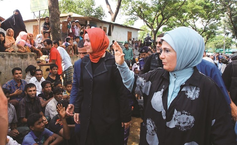 حرم الرئيس التركي أمينة أردوغان والوزيرة فاطمة كايا في زيارة إلى مخيم مسلمي الروهينغا ببنغلاديش﻿