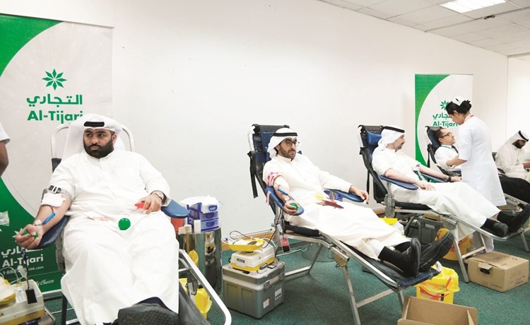 موظفو التجاري خلال التبرع بالدم﻿