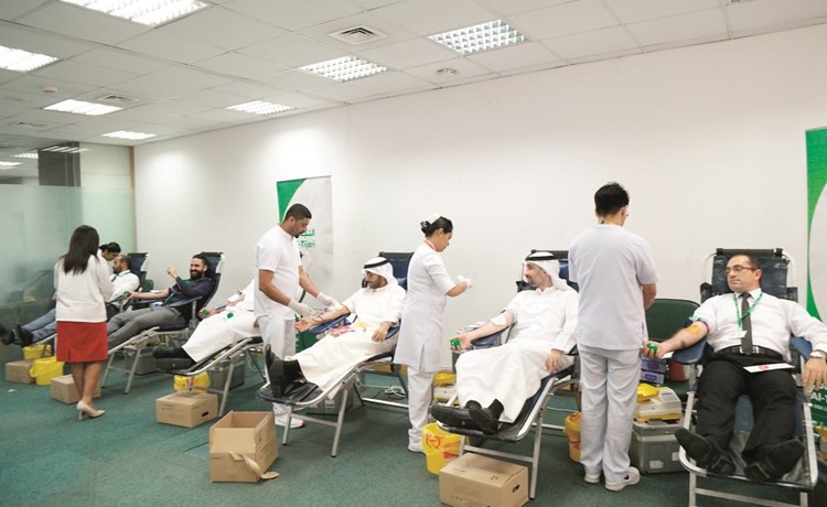 إقبال كبير من موظفي التجاري على التبرع بالدم﻿