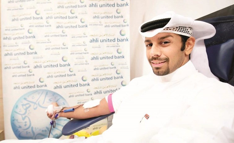 جانب من تبرع أحد موظفي الأهلي المتحد بالدم﻿