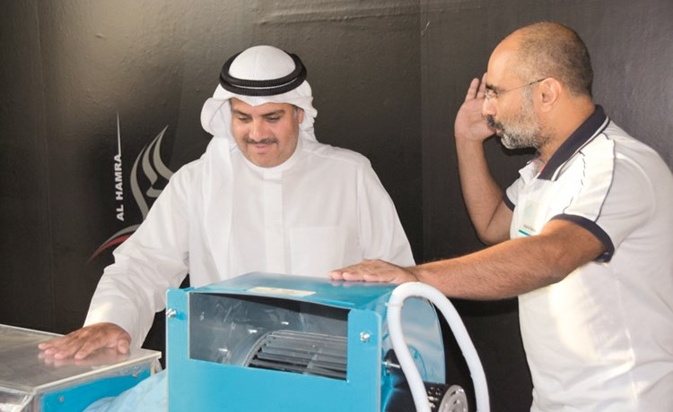خالد المطوع يتفحص مشروع أحد المبادرين ﻿
