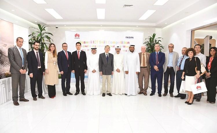 لقطة جماعية لممثلي هواوي وهيئة تشجيع الاستثمار المباشر والجهات المشاركة خلال حفل الإطلاق(محمد هاشم)﻿
