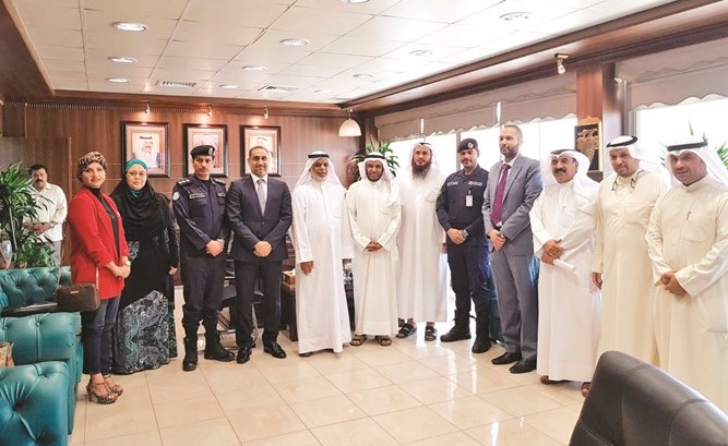د.حمود الزعبي يتوسط أعضاء اللجنة المجتمعية بمنطقة الفروانية الصحية﻿