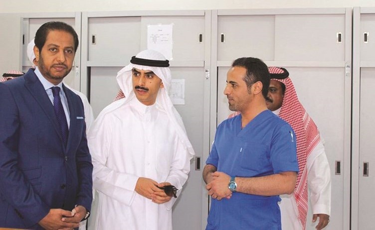  الشيخ ثامر الجابر أثناء زيارته لدار الرعاية الاجتماعية للمسنين في الرياض ﻿