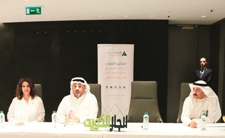 عمر قتيبة الغانم وليلى المطيري خلال اجتماع الجمعية العمومية ﻿