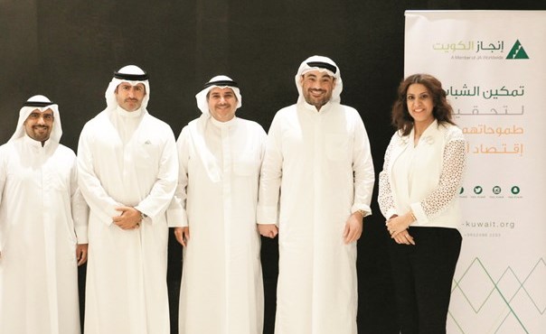 من اليمين ليلى المطيري، عمر قتيبة الغانم، خالد فيصل المطوع، عبدالوهاب المطوع وضاري البدر﻿