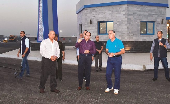 الرئيس عبدالفتاح السيسي خلال تفقد طريق شبرا - بنها الجديد﻿