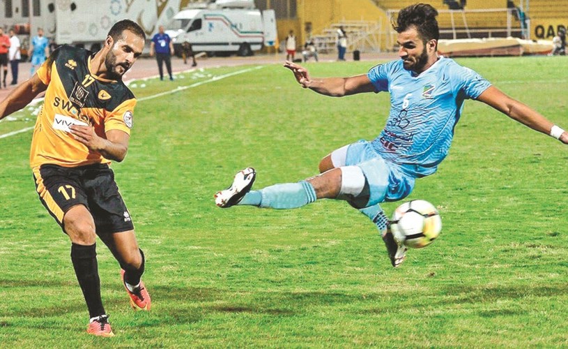 مدافع السالمية احمد عبدالغفور لحظة تدخله بقوة على لاعب القادسية بدر المطوع ﻿