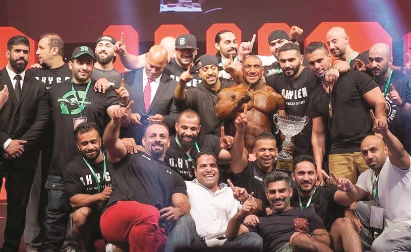 اشكناني محاط بمحبيه بعد التتويج﻿