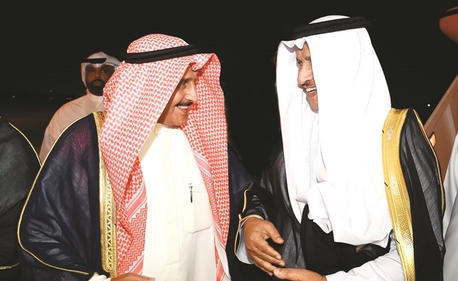 سمو الشيخ جابر المبارك مصافحا الشيخ د. إبراهيم الدعيج﻿