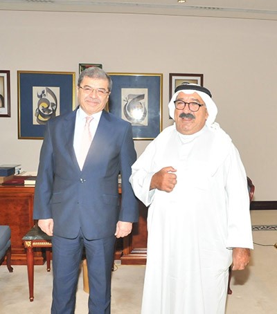 وزير شؤون الديوان الأميري خلال لقائه السفير العراقي علاء الهاشمي 